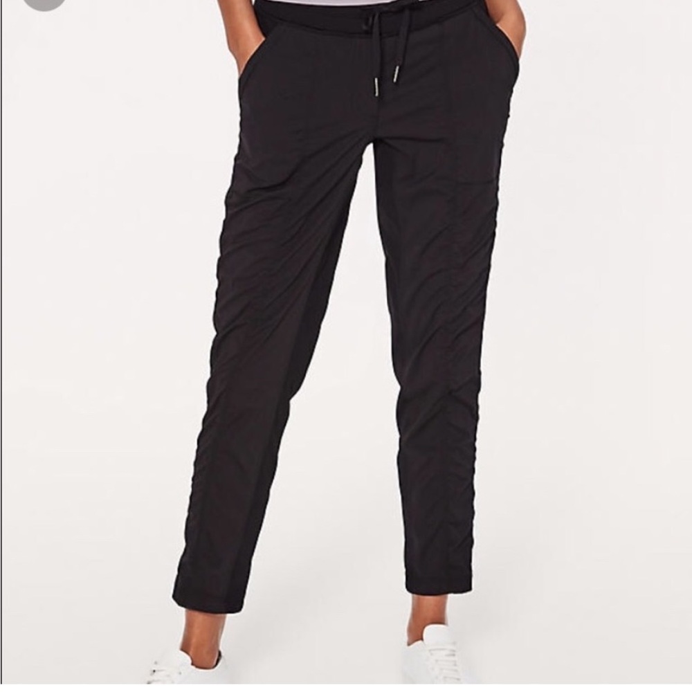 Lululemon Street to studio pant size 4. GREAT CONDITION
